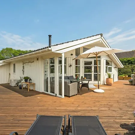 Three-bedroom In Feriehus